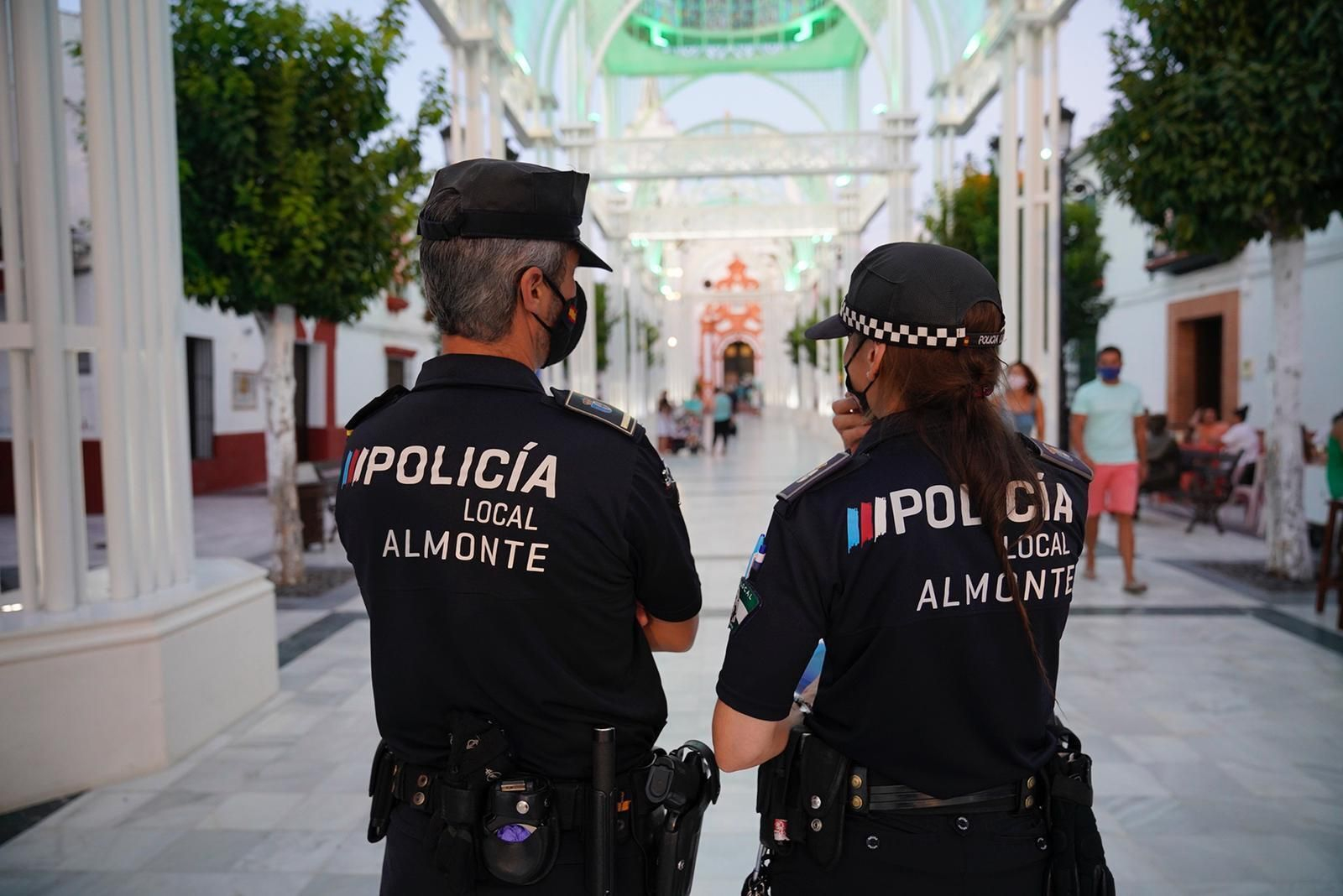 Dos agentes de la Policía Local de Almonte. Dos agentes de la Policía Local de Almonte.
