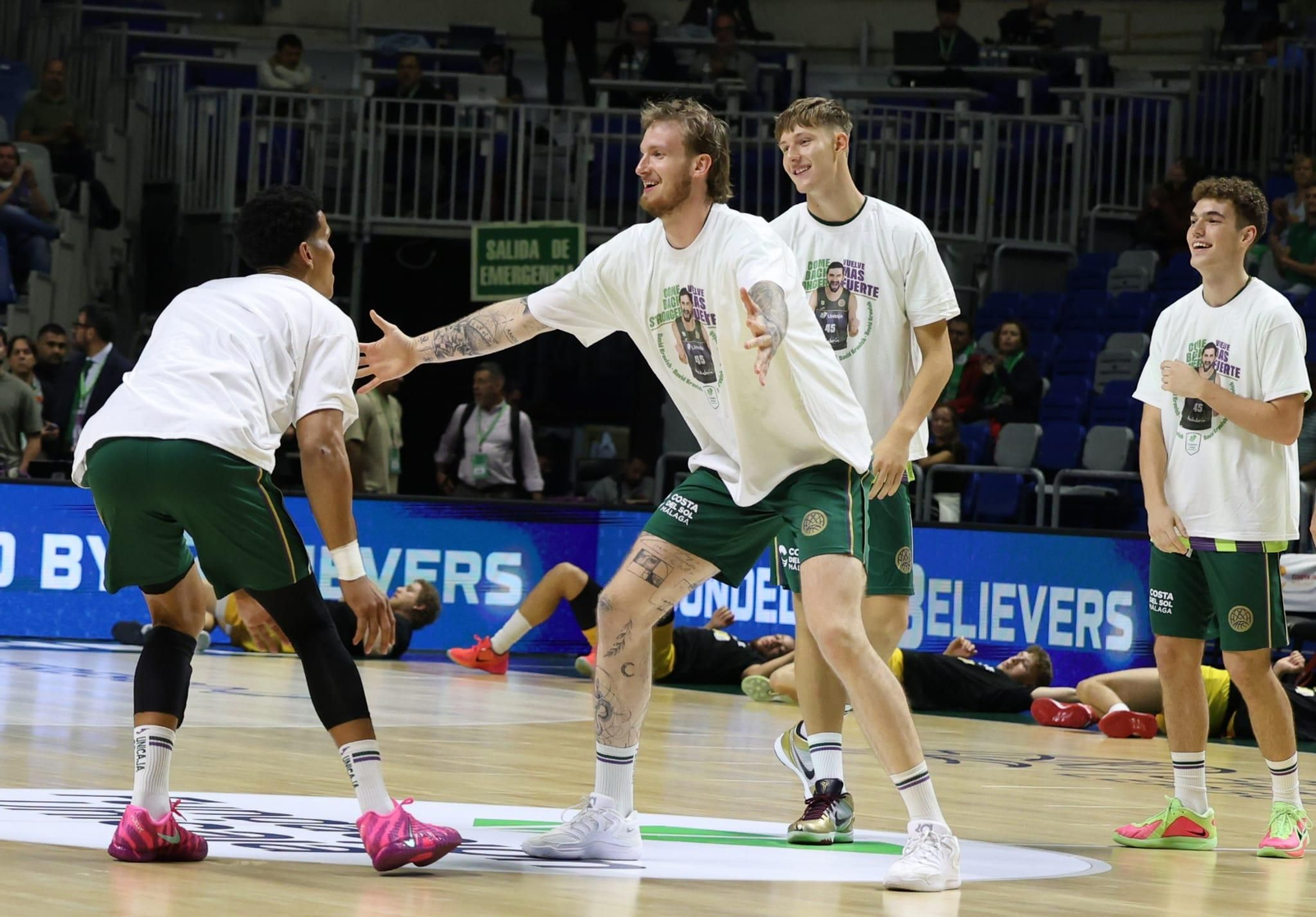 David Kravish, camisetas, vídeo y ovación para mandarle fuerzas