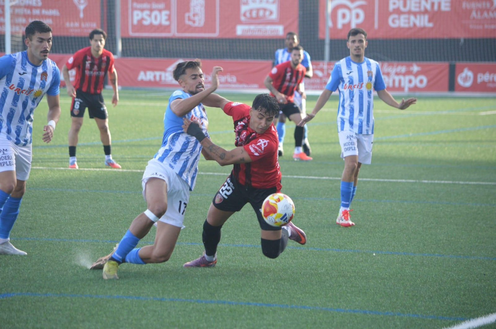 Ismael García intenta zafarse de la entrada de un rival.
