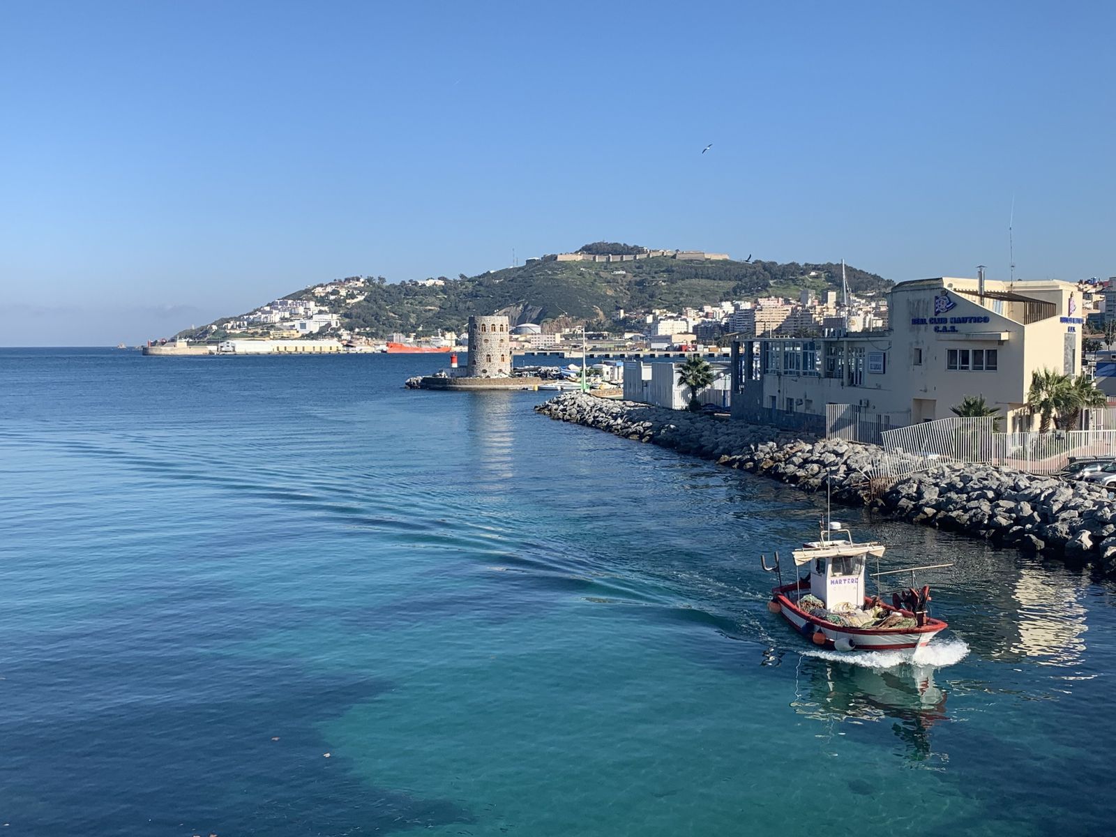 Hallan flotando en Ceuta una bolsa con cadáver de un perro con patas atadas