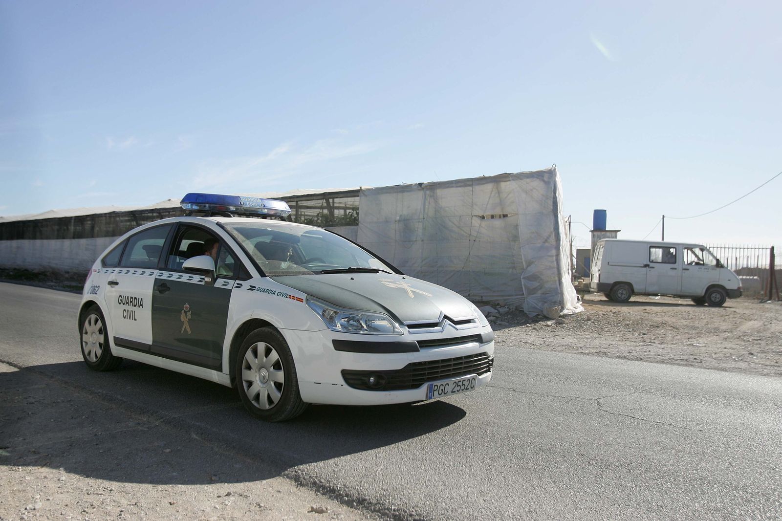 Un patrullero de la Guardia Civil en una zona agrícola.