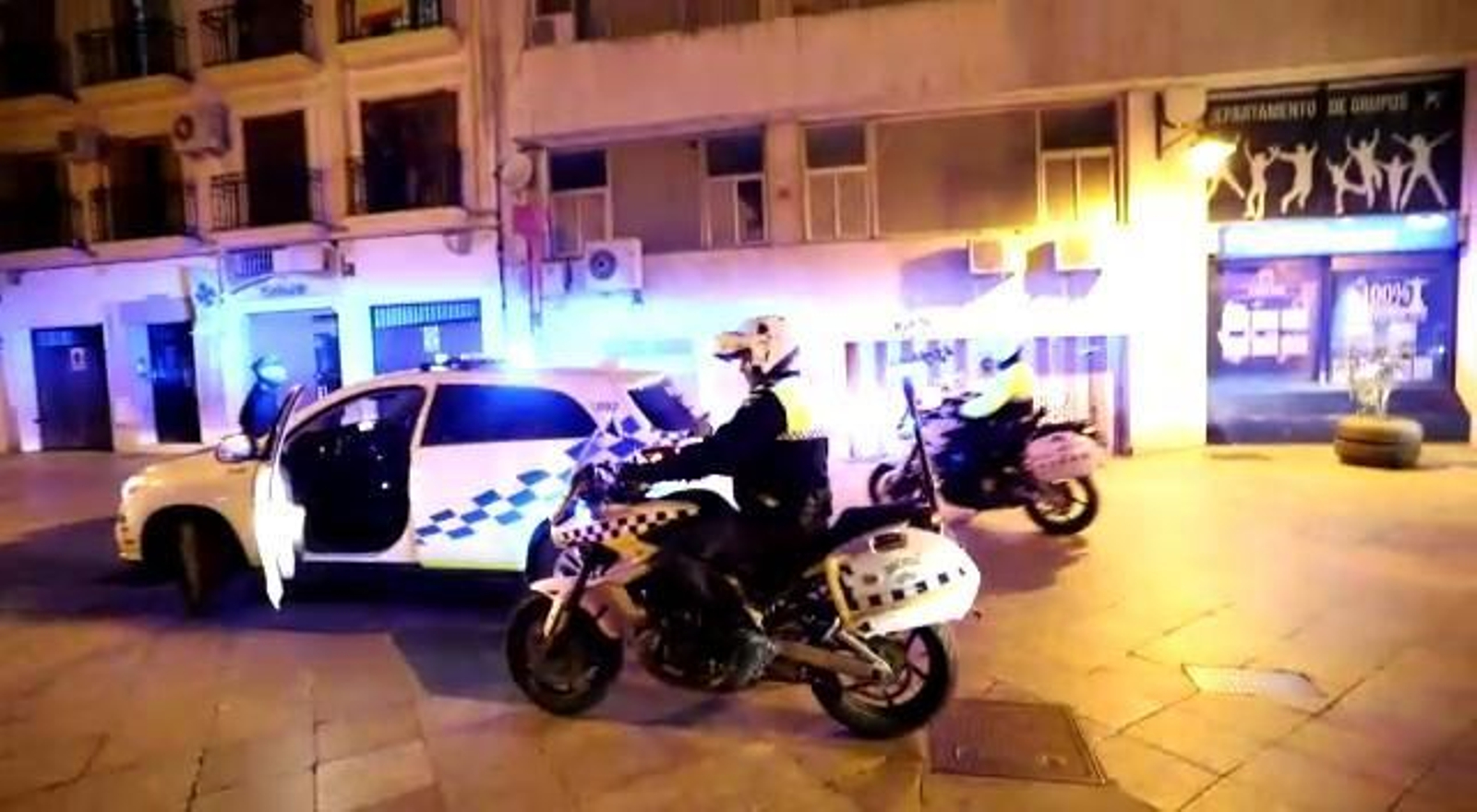 La policía le dedica el cumpleaños feliz a un niño La policía le dedica el cumpleaños feliz a un niño