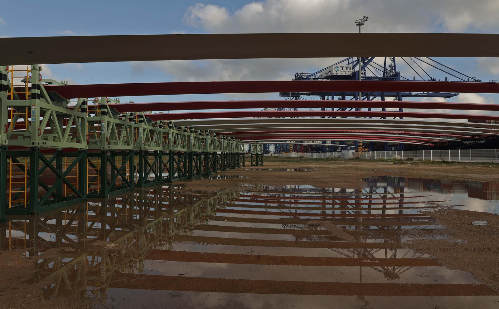 Los aerogeneradores descargados en el muelle de Isla Verde Exterior del Puerto de Algeciras, en imágenes