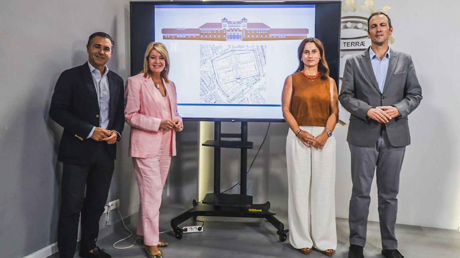 La alcaldesa junto a la corporación municipal presentan el proyecto de la cárcel este viernes tras su aprobación provisional.