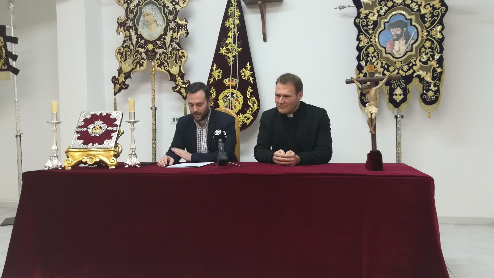 Carlos Galisteo, presidente de la Comisión, y José María Sánchez, consiliario de la Agrupación durante la rueda de prensa.