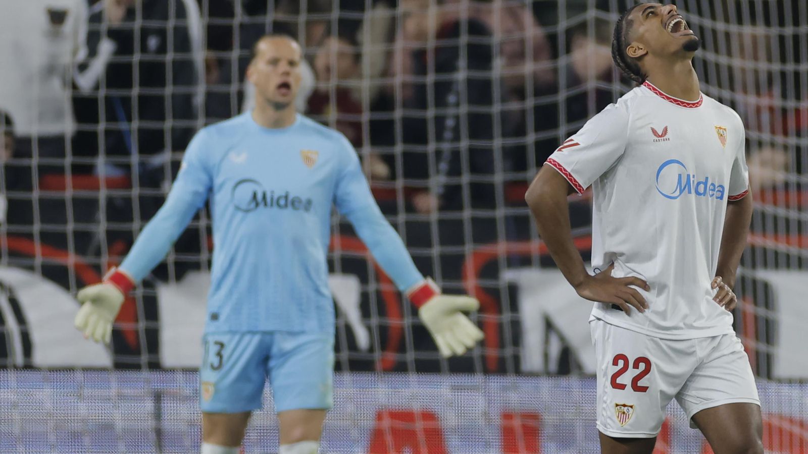 Badé y Nyland se lamentan tras un gol del Barcelona.