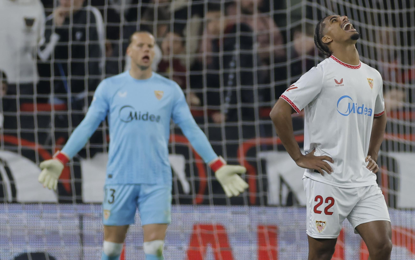 Badé y Nyland se lamentan tras un gol del Barcelona.