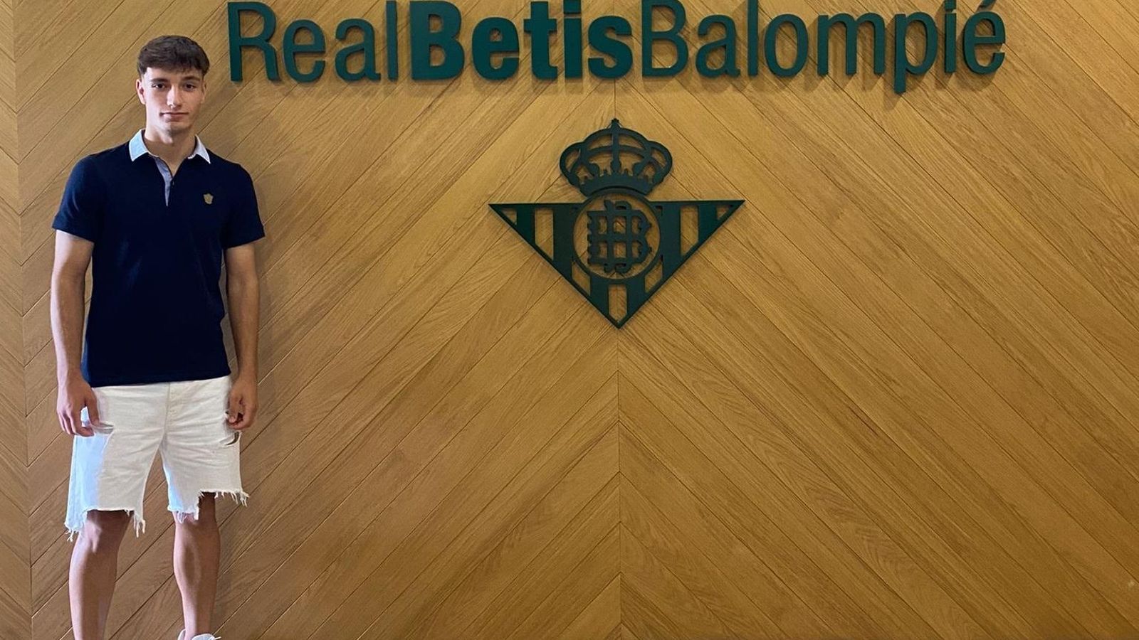 Andrés León posó con el escudo del Betis cuando fue a firmar hace un mes