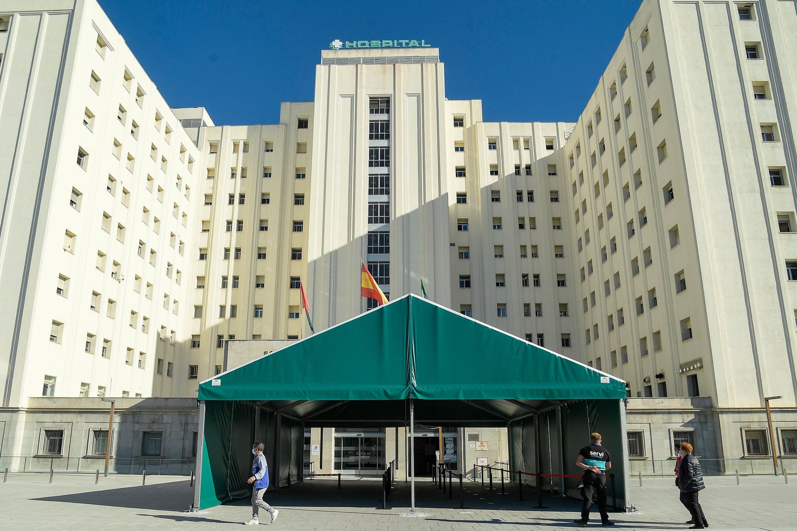Fachada principal del hospital Virgen de las Nieves de Granada