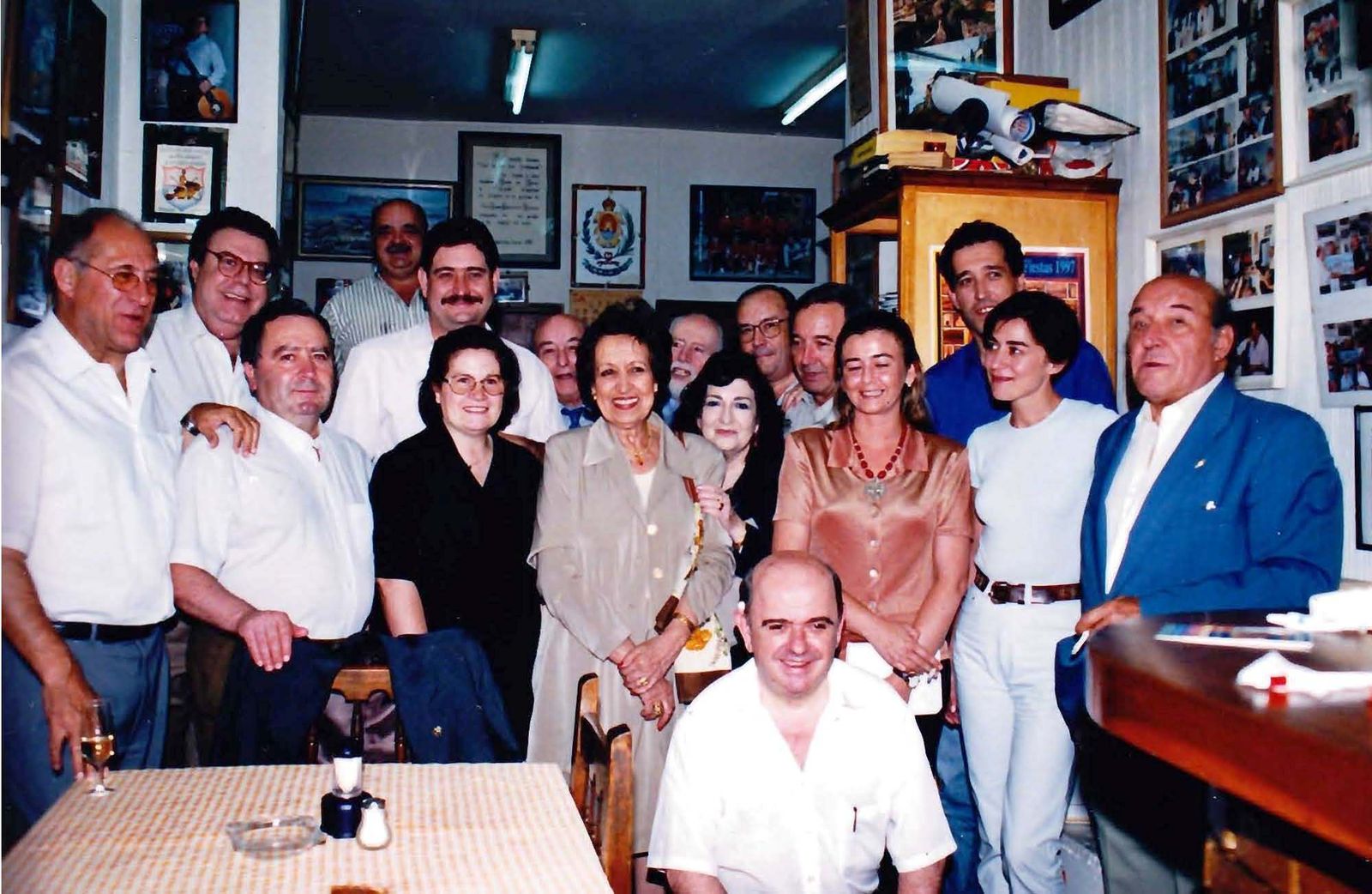 Foto de familia en el Mesón Algeciras, en 1990.