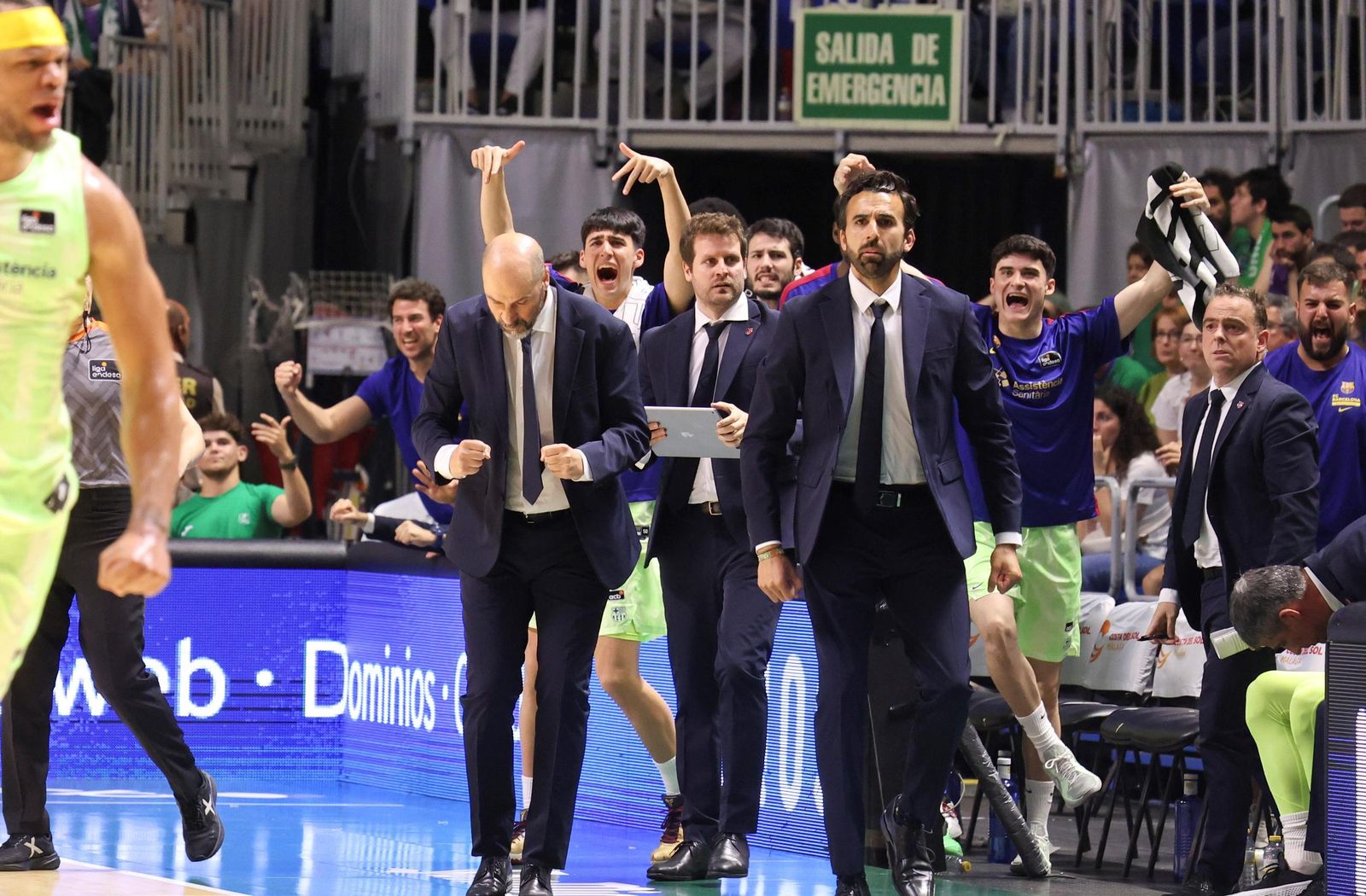 Joan Peñarroya celebra con su banquillo.