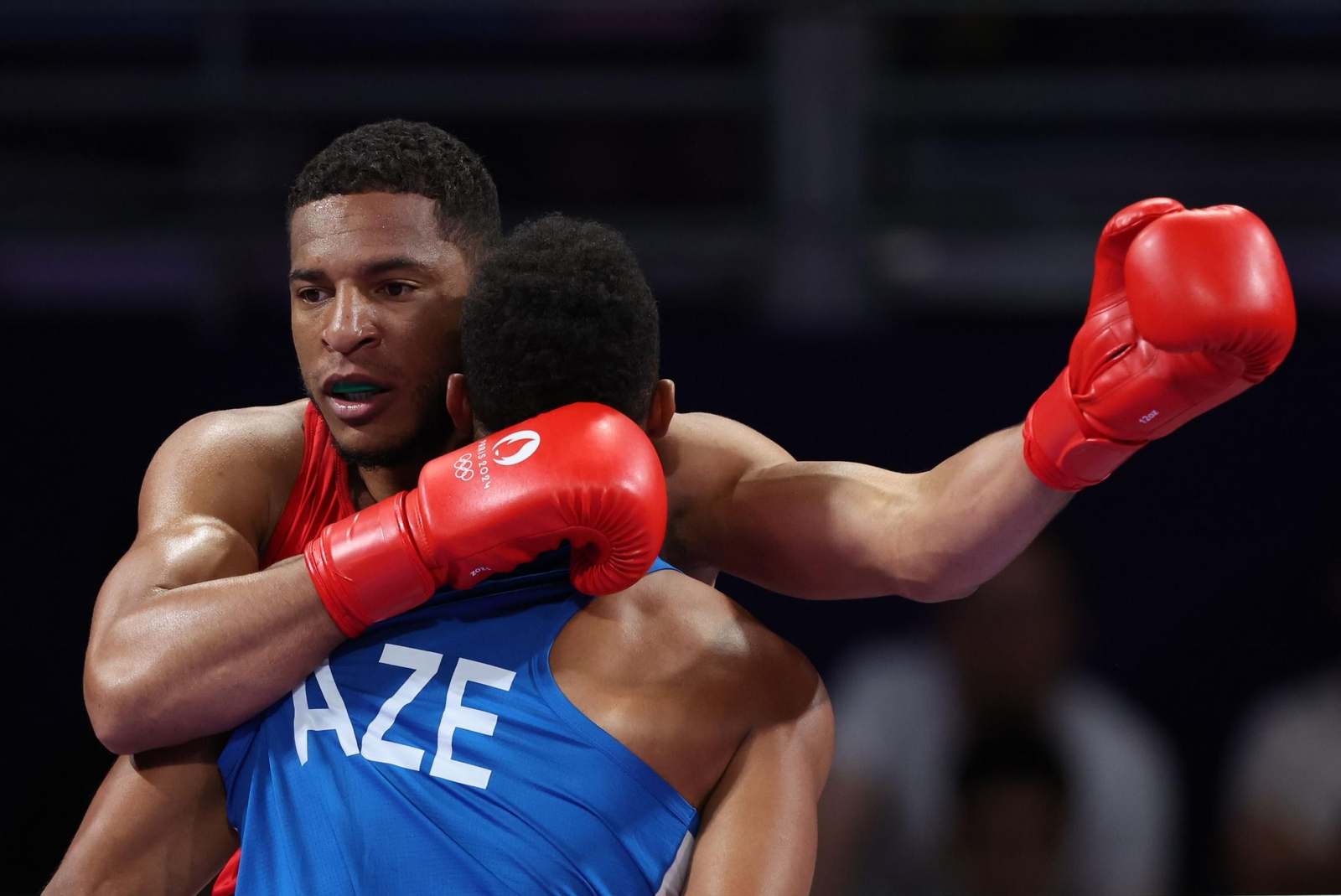 Emmanuel Reyes Pla (rojo) durante su combate en semifinales ante el azerí Loren Berto Alfonso (azul). Emmanuel Reyes Pla (rojo) durante su combate en semifinales ante el azerí Loren Berto Alfonso (azul).