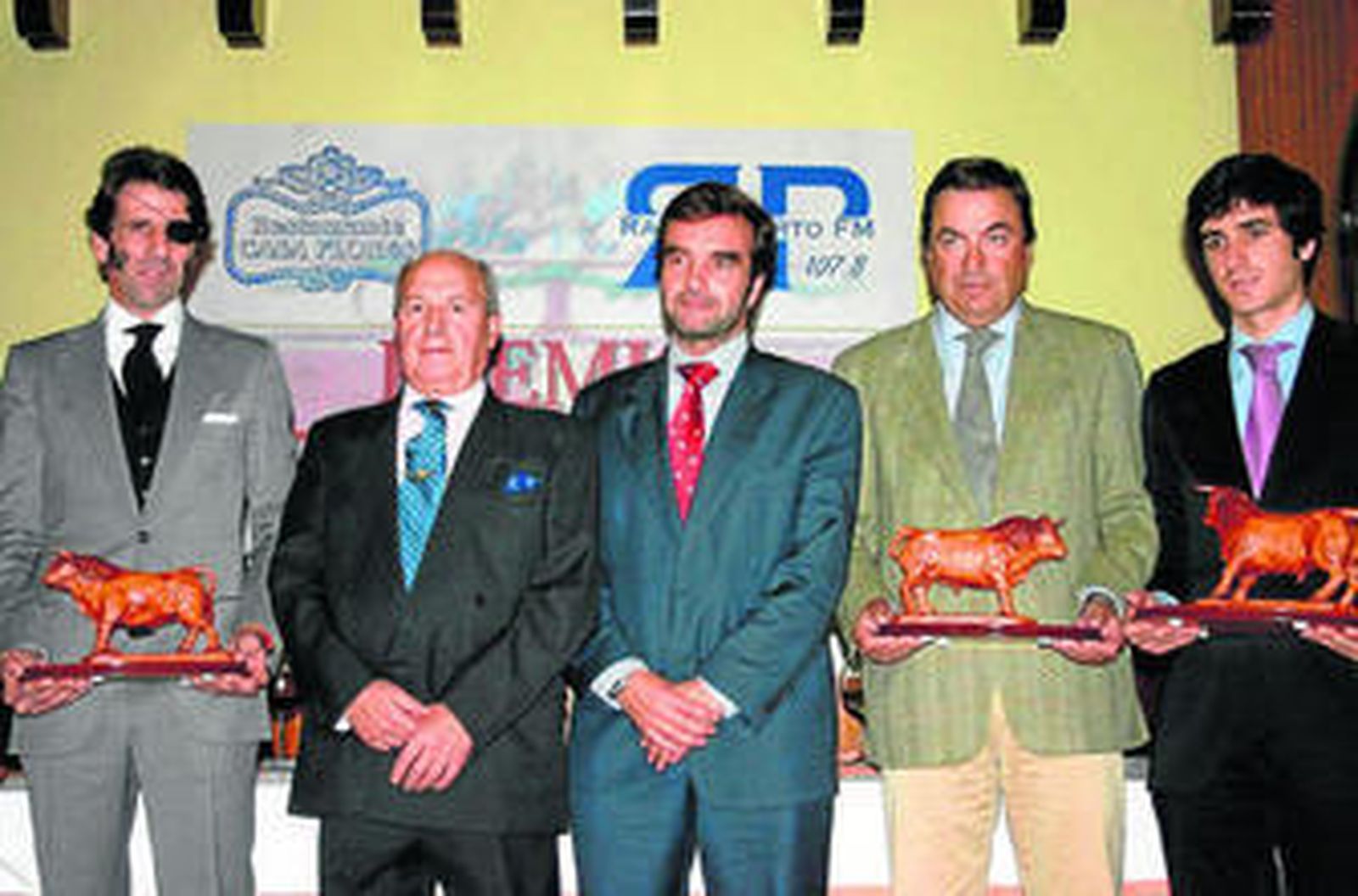 Pepe Flores y el concejal Millán Alegre, que representó al alcalde de El Puerto, con los premiados.