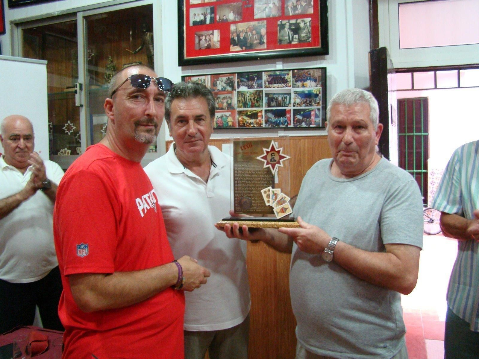 Entrega de trofeo a una de las parejas premiadas en el Memorial Urbina.