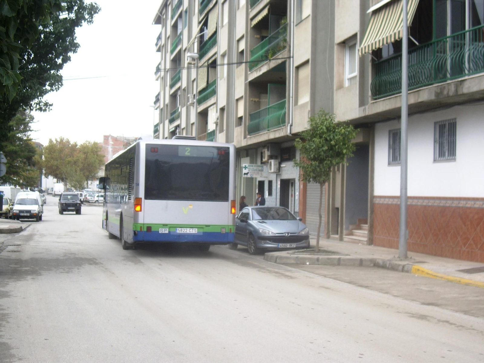 Un autobús de la red municipal circulando por una calle.