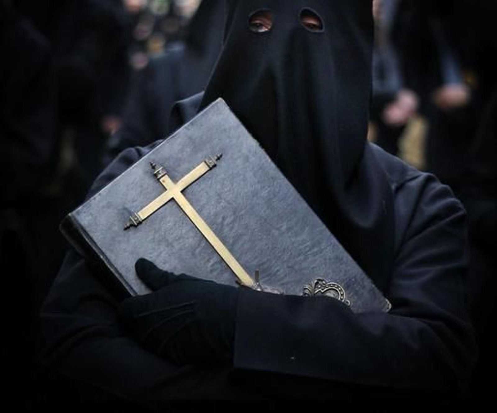 Un hermano de Las Angustias porta el Libro de Reglas, una de las insignias más importantes del cortejo de la cofradía.

Foto: Miguel Ángel González