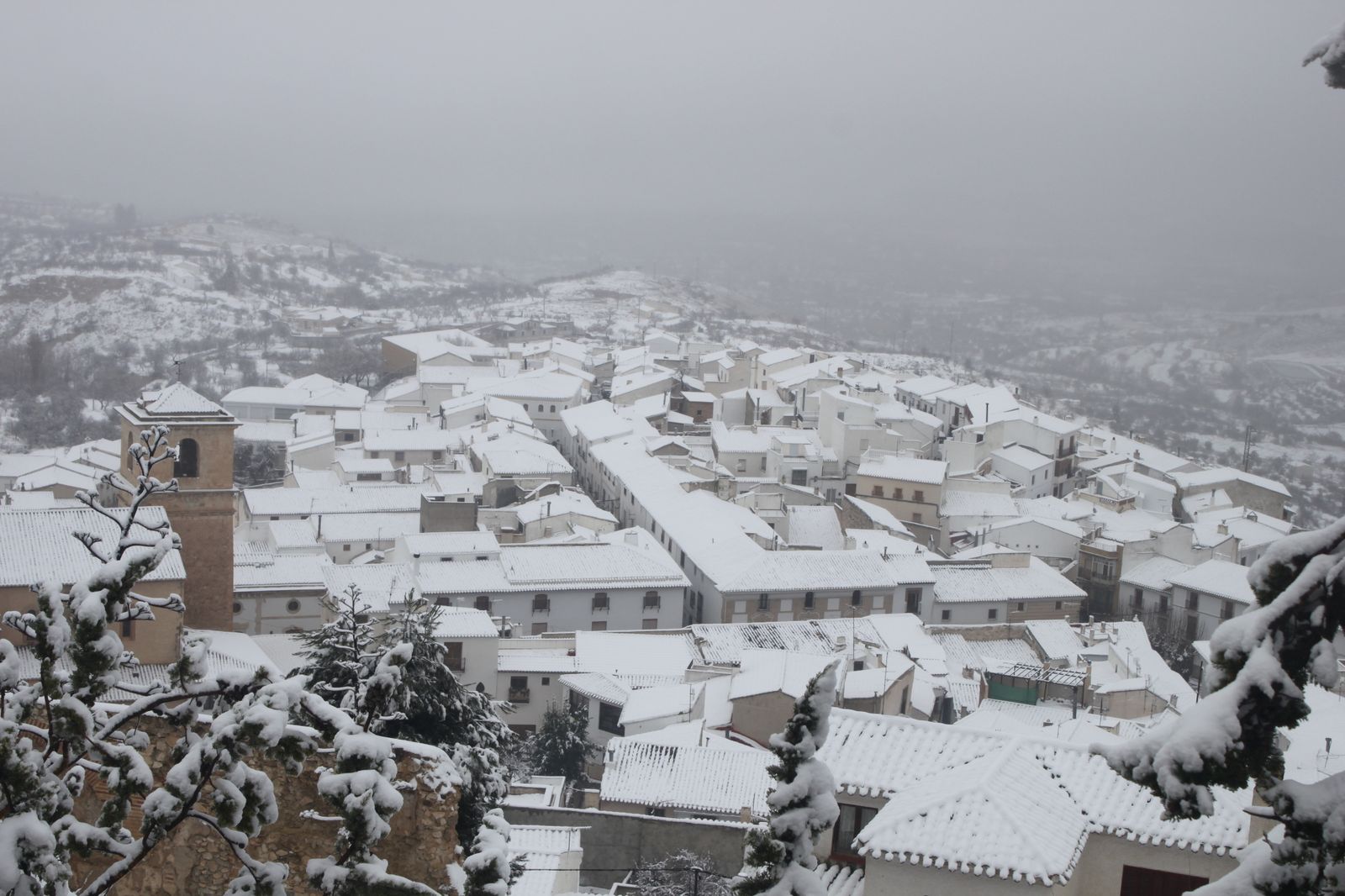 La nieve obliga a cerrar 19 centros educativos y deja sin clase a 1.897 alumnos en Almería