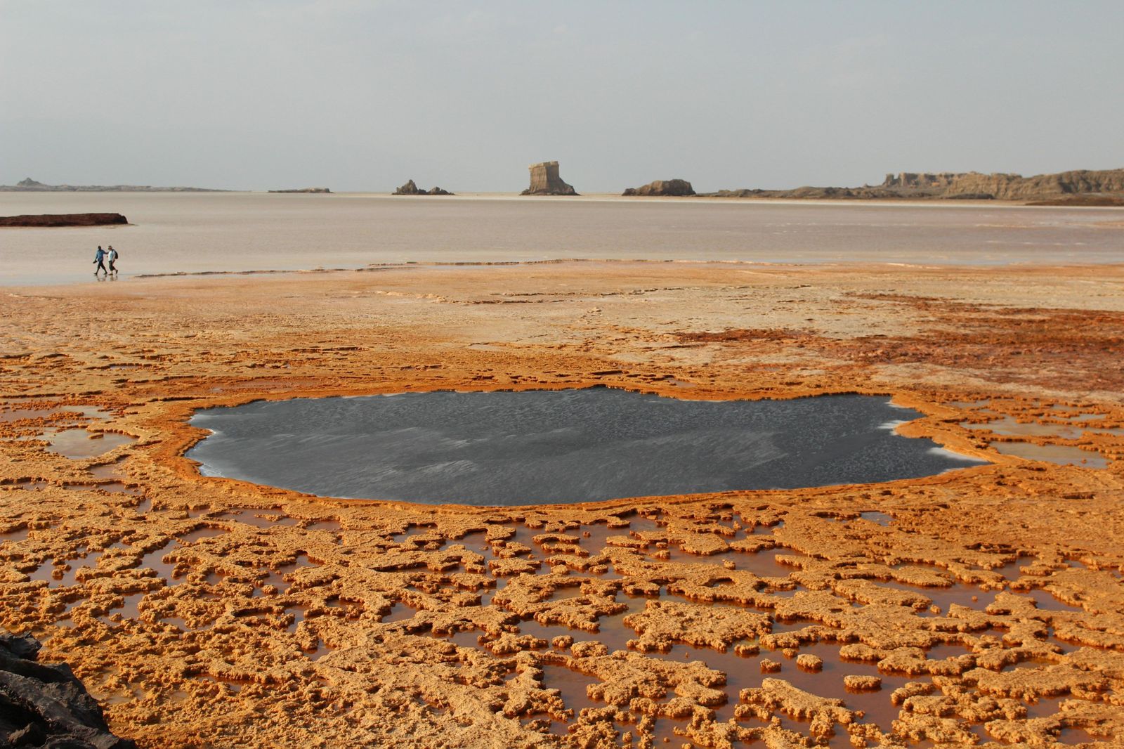 El lago Negro, es un lago viscoso de cloruro de magnesio a 70ºC.