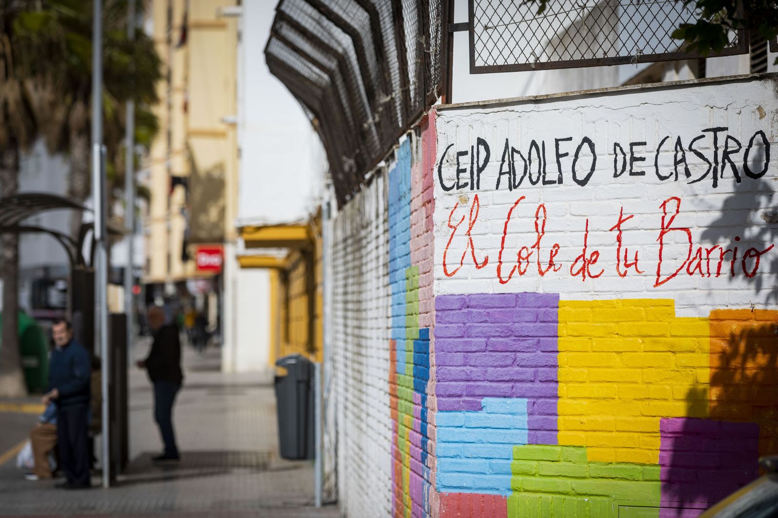 Exterior del colegio Adolfo de Castro, a punto de cerrar sus puertas.