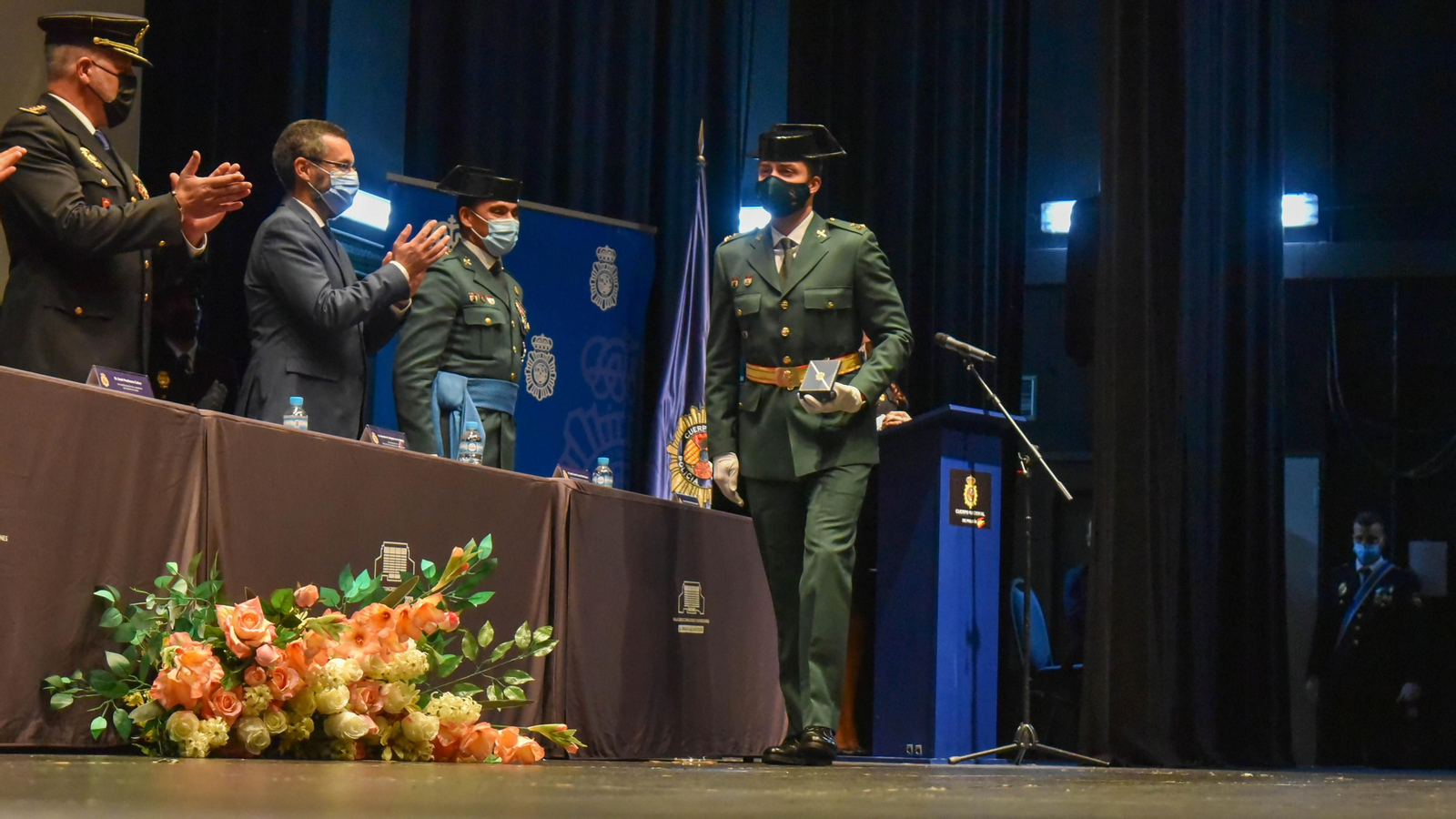 Las fotos de la entrega de medallas por el Dia de la Policía Nacional