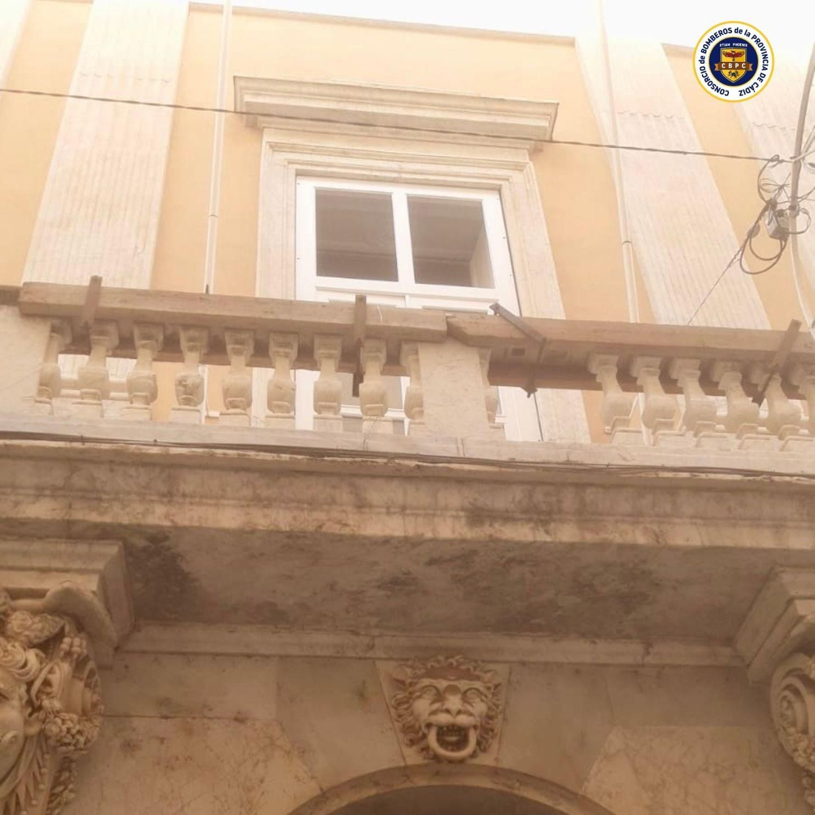 Balcón de la Cámara de Comercio con dos pilastras menos