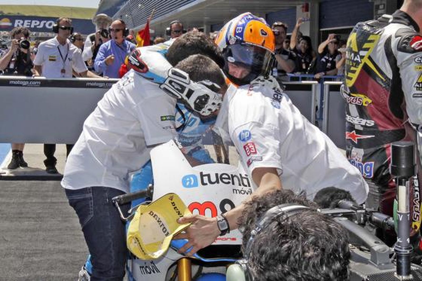 'Tito' Rabat recibe las felicitaciones de su equipo.

Foto: Manuel Aranda