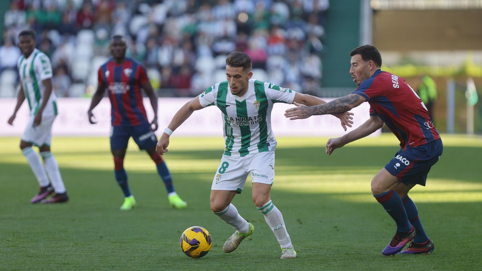 Isma Ruiz controla el balón ante Sergi Enrich en el Córdoba CF - Huesca.