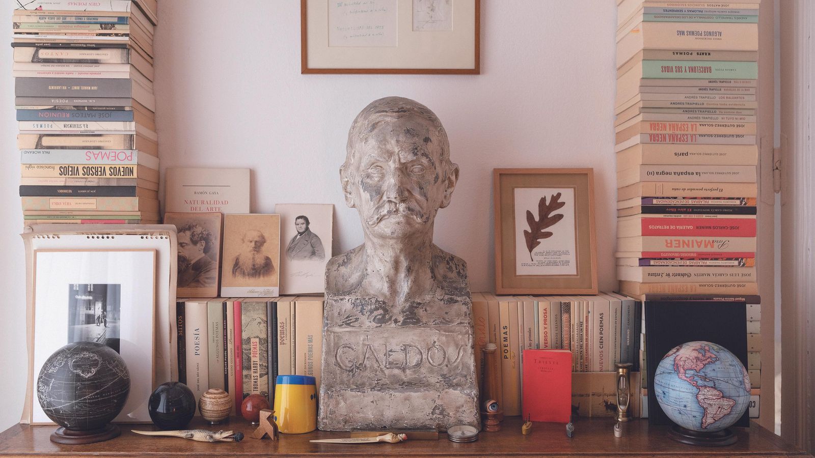 Una de las fotografías del álbum: ‘el buró de Valentín’, que guarda todo lo relacionado con la editorial Trieste.