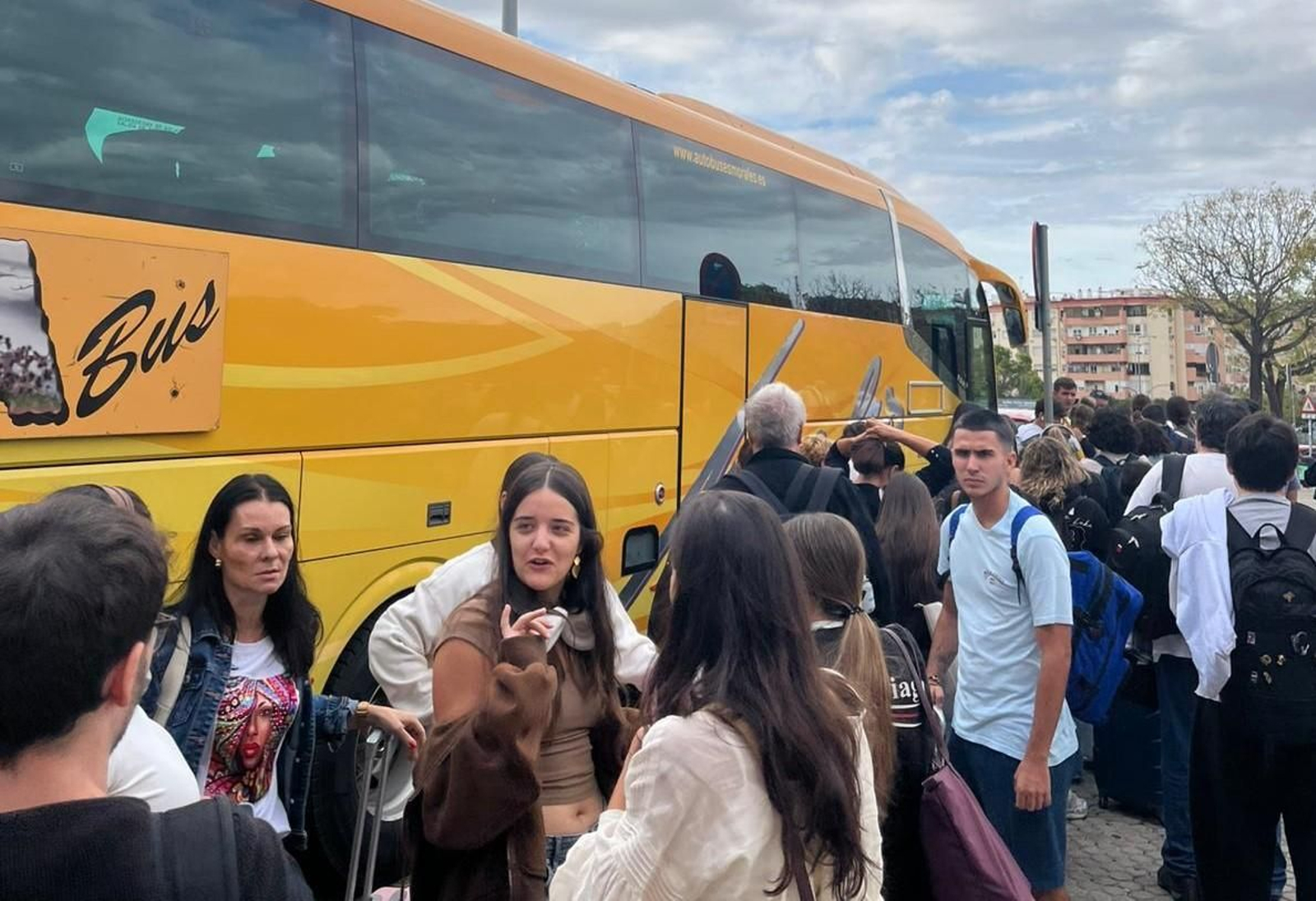 Viajeros de tren que tienen que transbordar en autobús en Santa Justa.