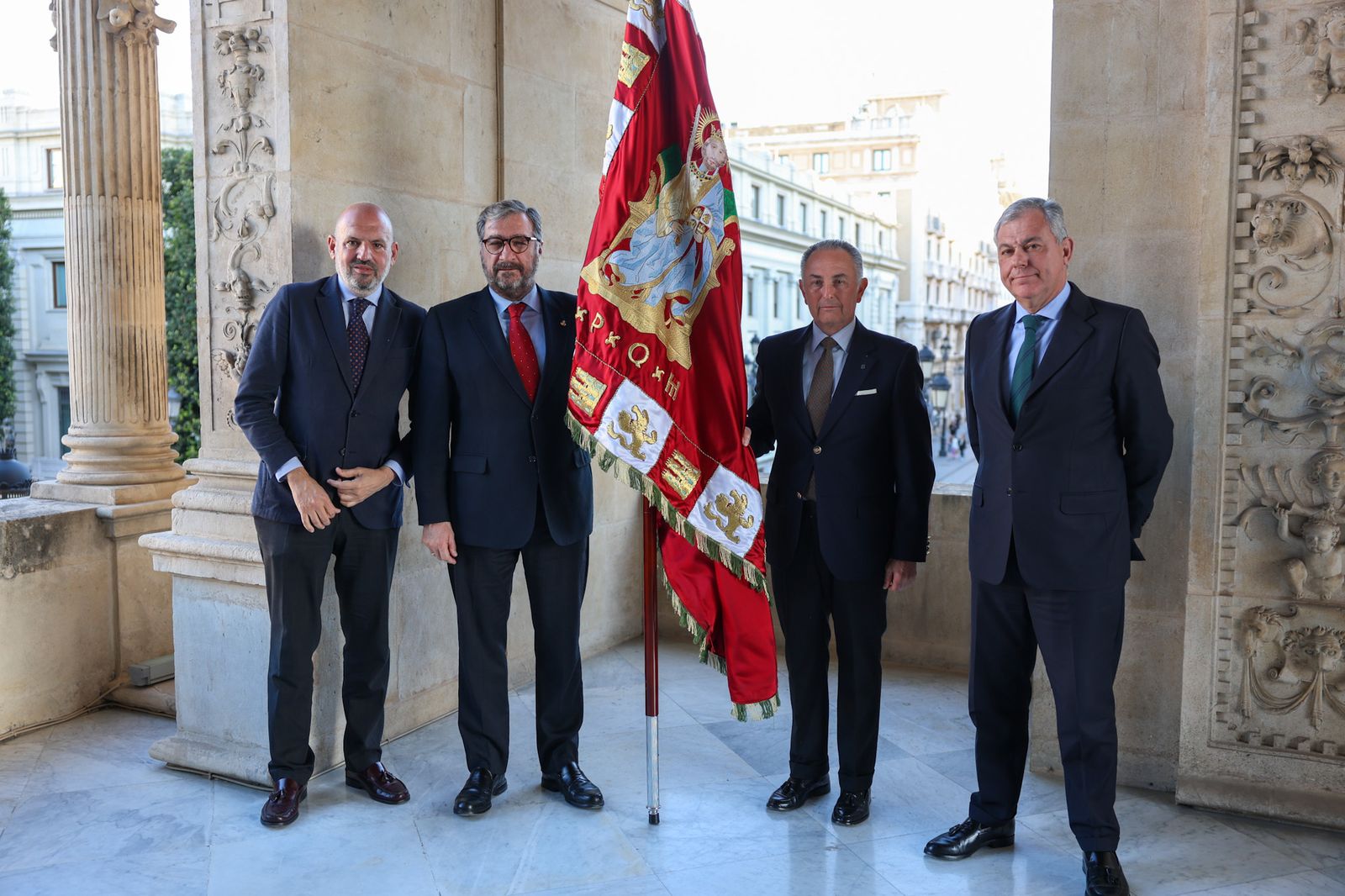 El Ayuntamiento de Sevilla cede a las hermandades de la Vera Cruz y el Cristo de Burgos una réplica del pendón de la ciudad para sus cortejos.