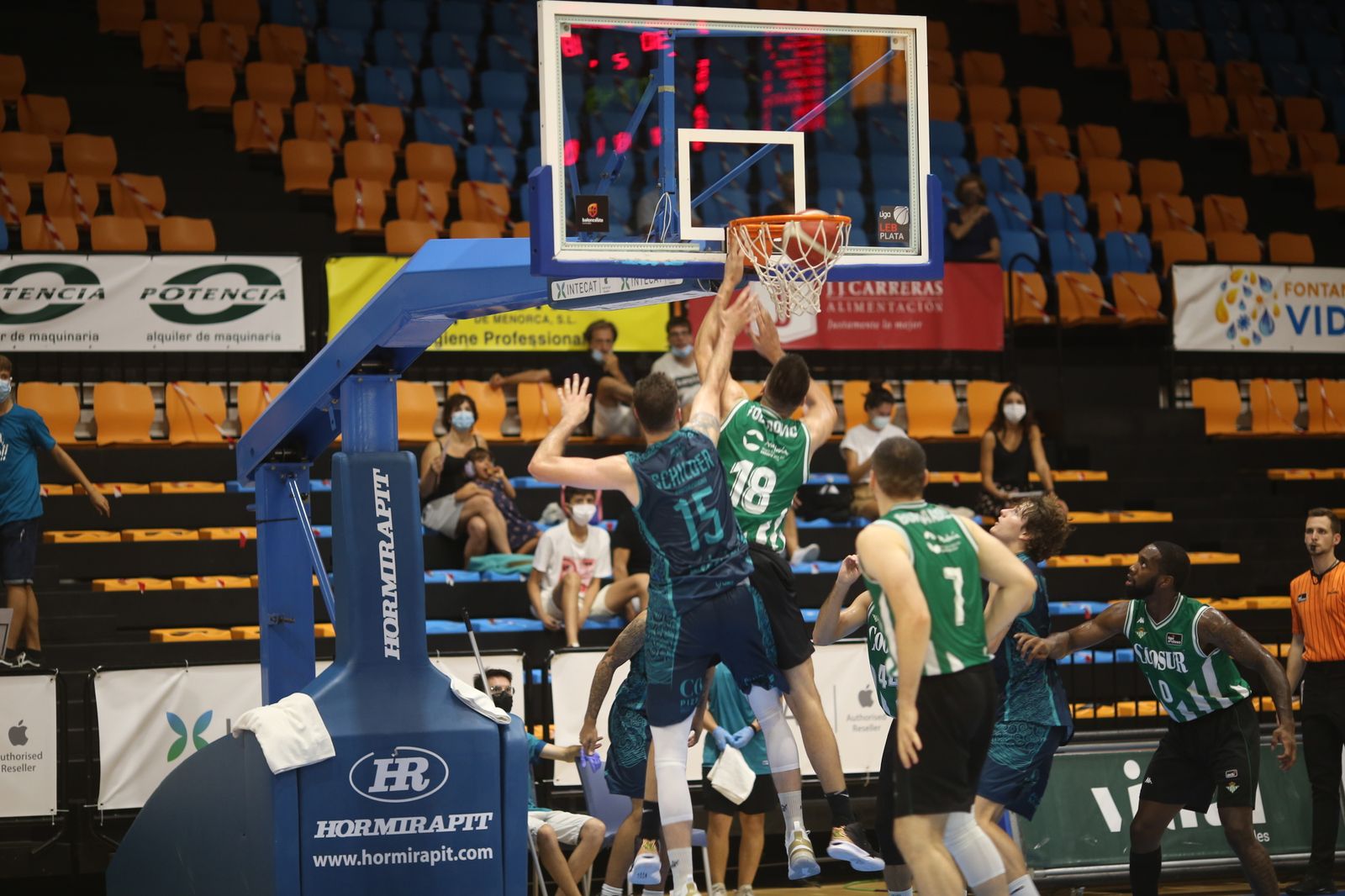 Marko Todorovic anota bajo el aro ante la oposición de Shilder.