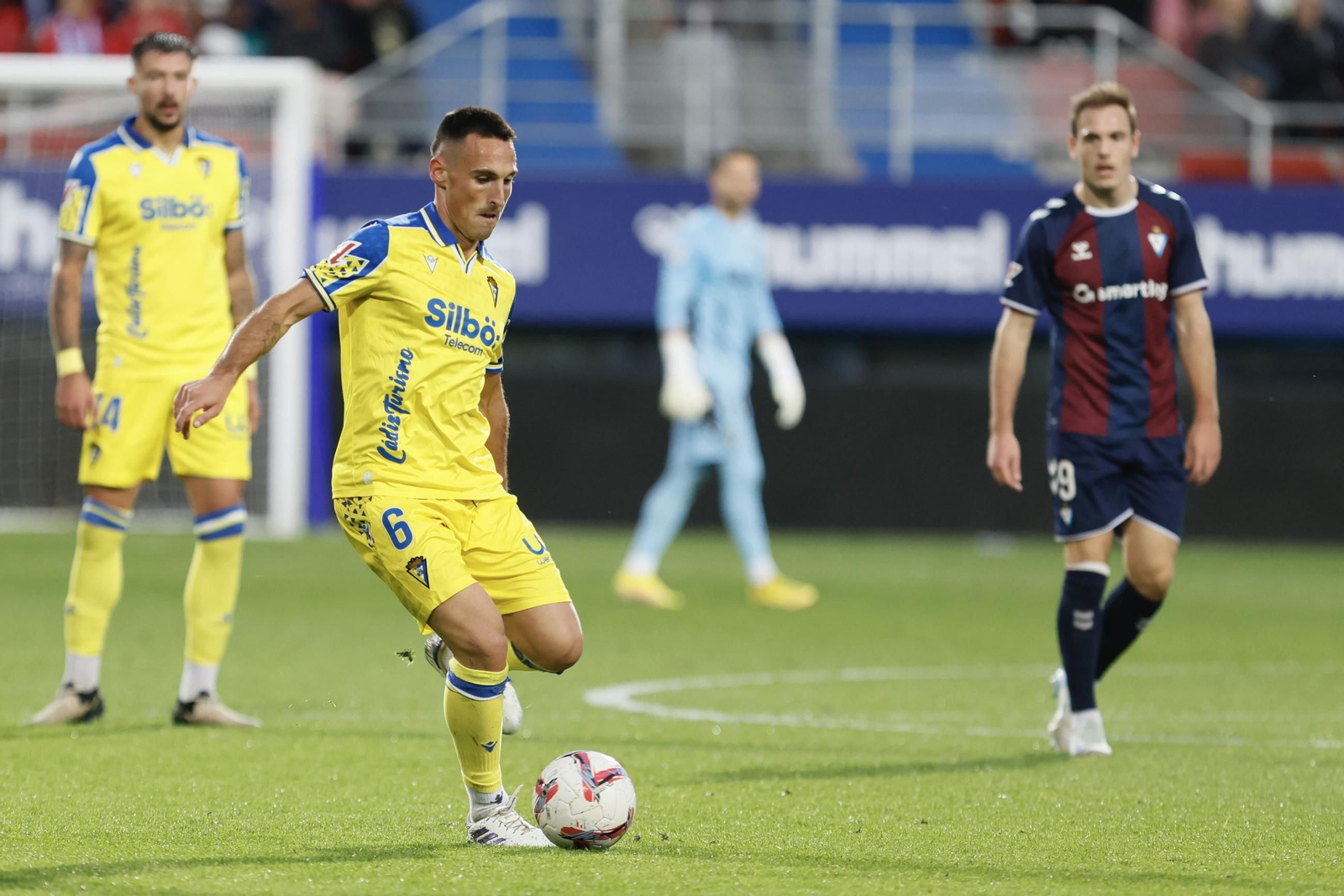 Las imágenes del partido de fútbol Éibar - Cádiz