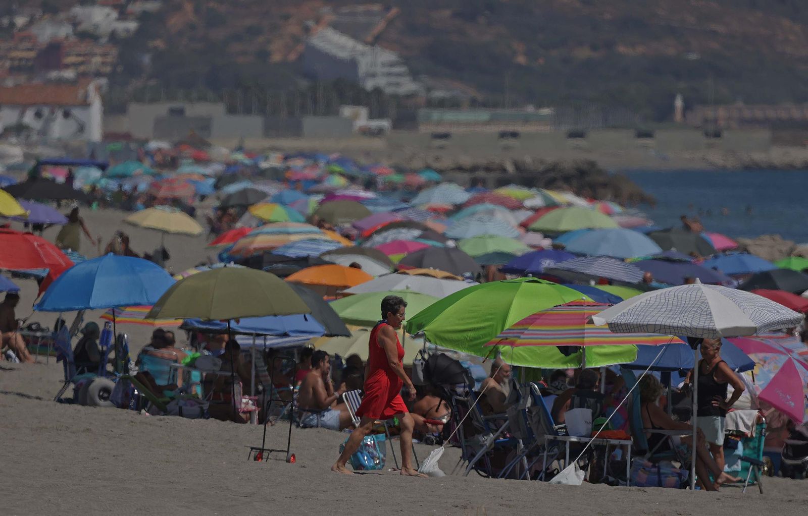 Fotos del domingo en la playa de Levante de La Línea