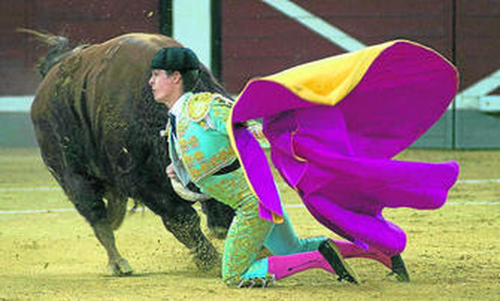 El pitón hiere en el brazo derecho al torero de San Fernando cuando paraba a porta gayola.