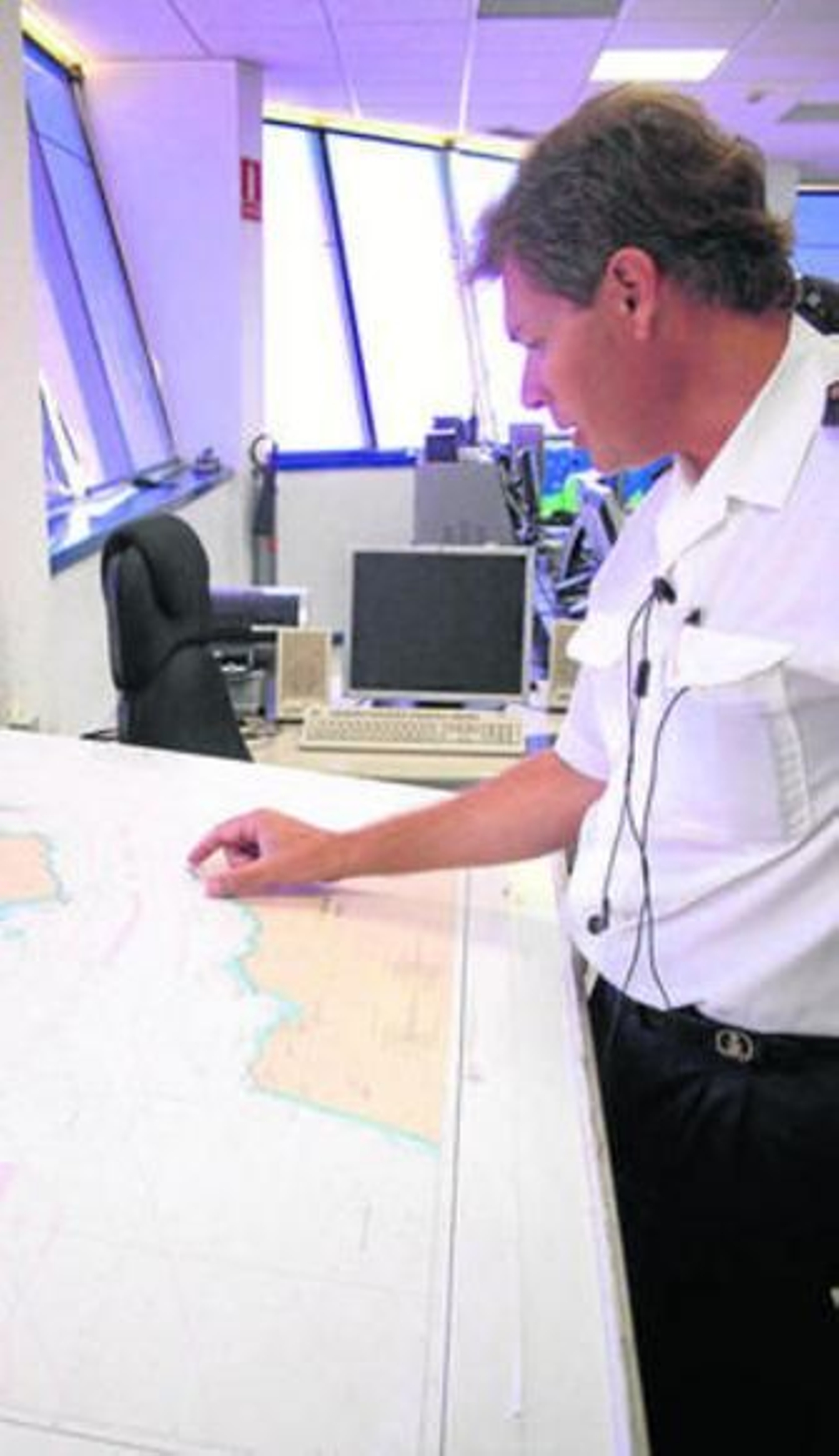 El subjefe de Tarifa Tráfico, José Maraver, muestra una carta náutica.