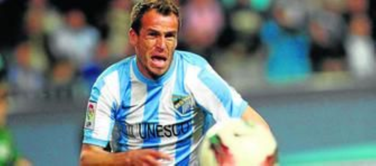 Duda se esfuerza por llegar al esférico.