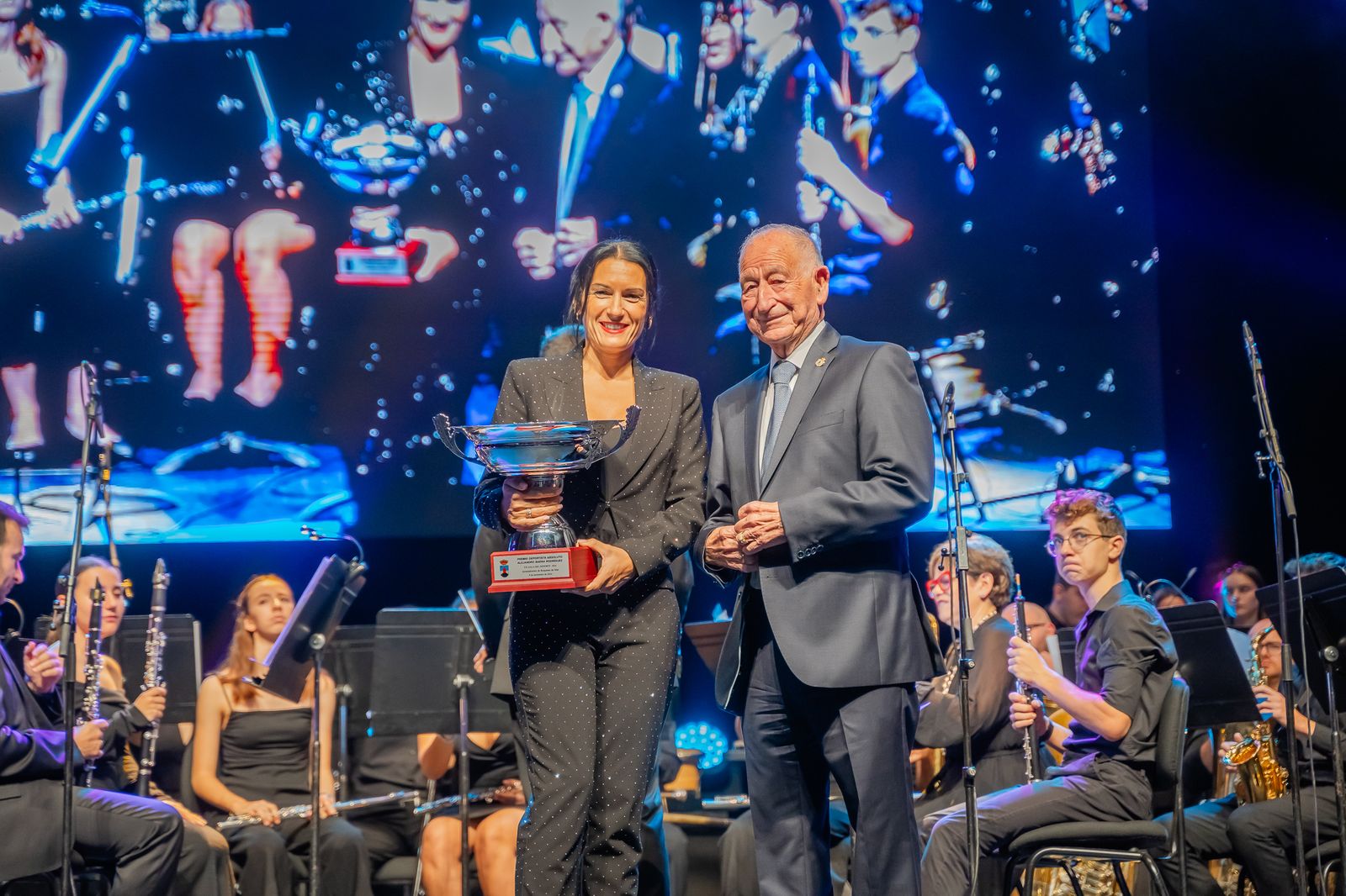 El alcalde, Gabriel Amat, hace entrega a la madre de Álex Baena del premio otorgado a su hijo en la noche de este pasado viernes.