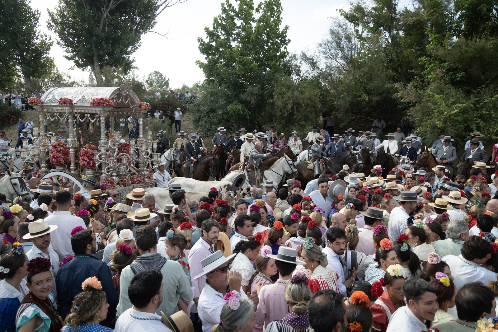La Hermandad de Triana y Sevilla a su paso por el Vado de Quema
