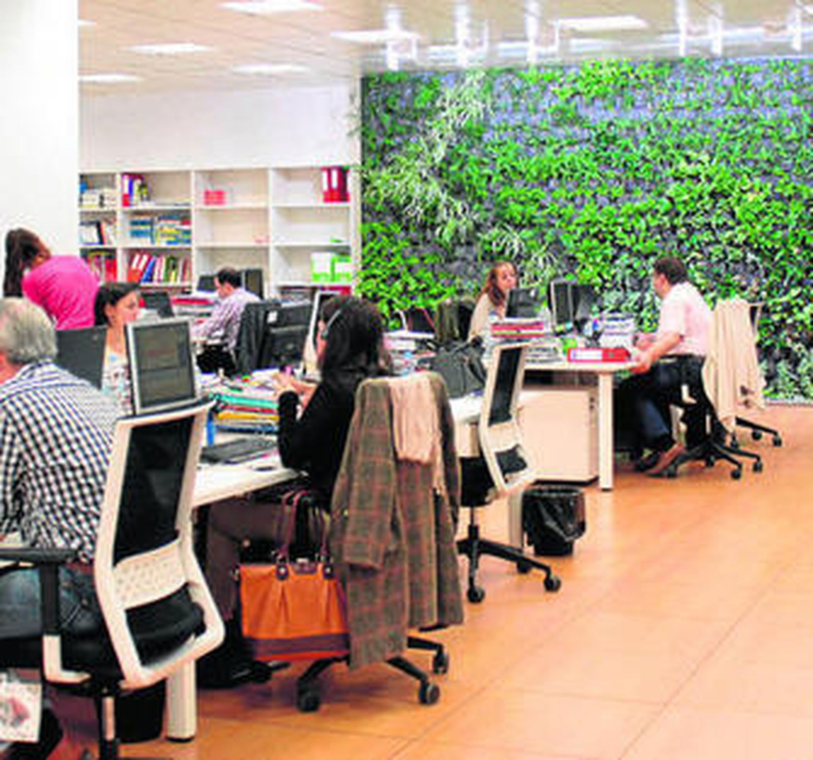 Los trabajadores en la nueva sede de la empresa antequerana.