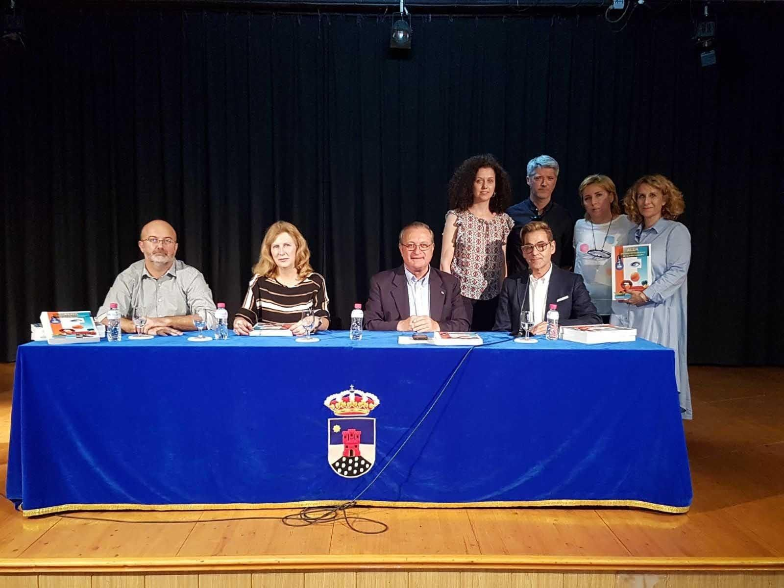 Mesa de autoridades en el acto de clausura de esta edición.