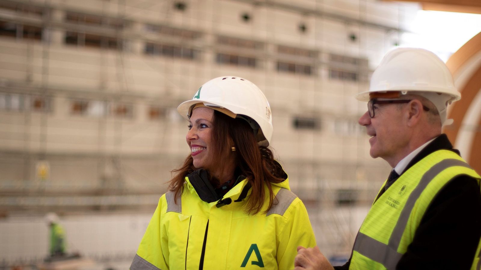 La consejera, Rocío Díaz, y el rector de la UGR, Pedro Mercado, durante la visita