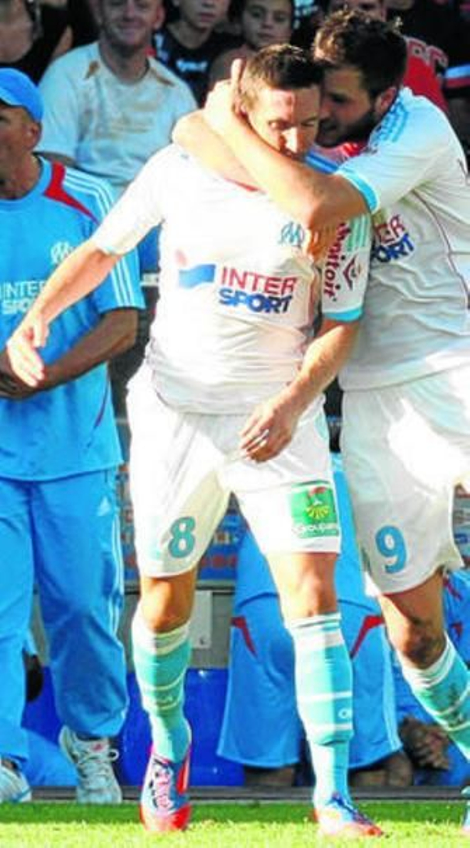 Amalfitano, abrazado por un compañero en Marsella al marcar.