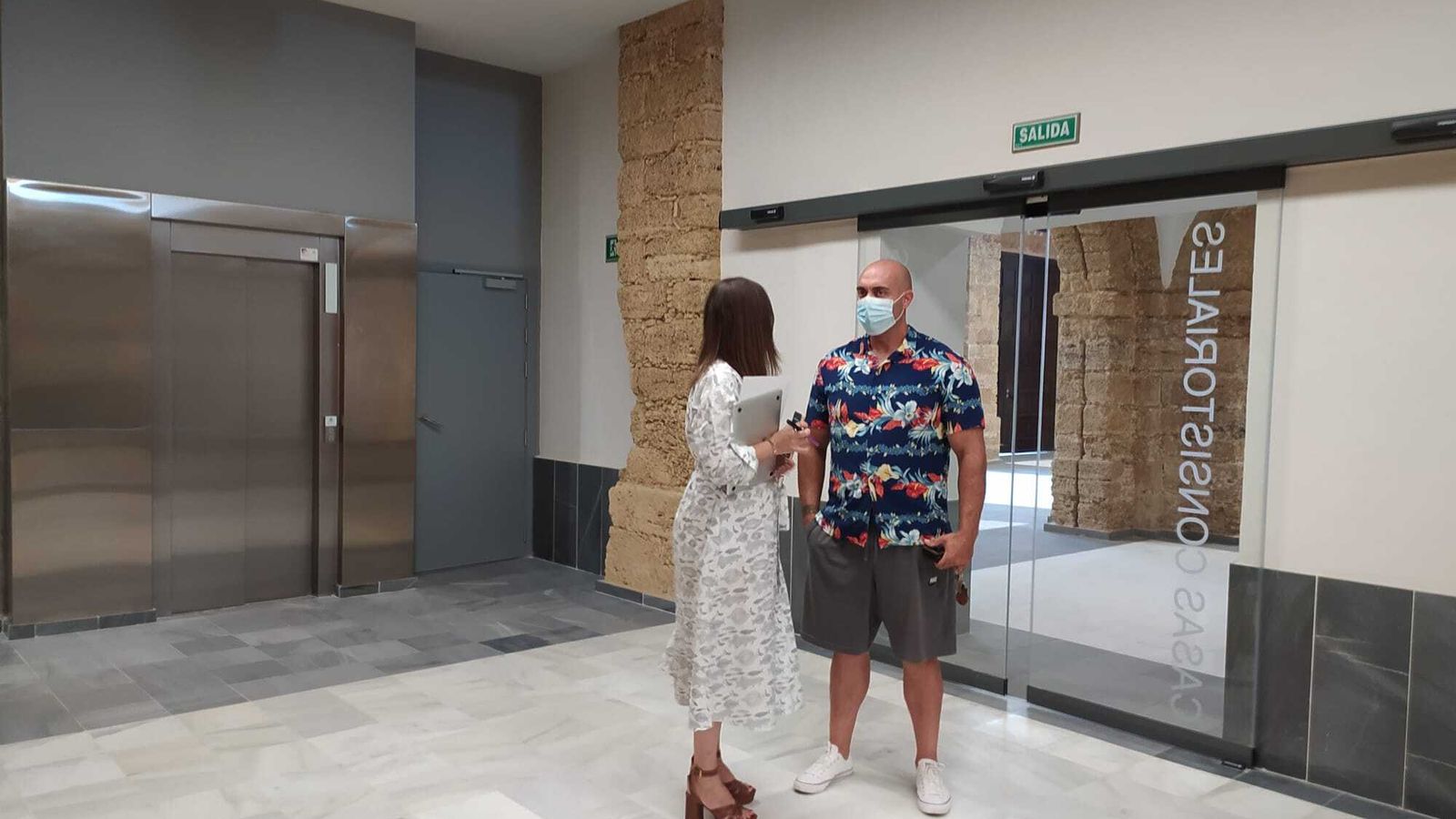 La alcaldesa, Patricia Cavada, con José María Domínguez González, portavoz de los afectados de La Casería.