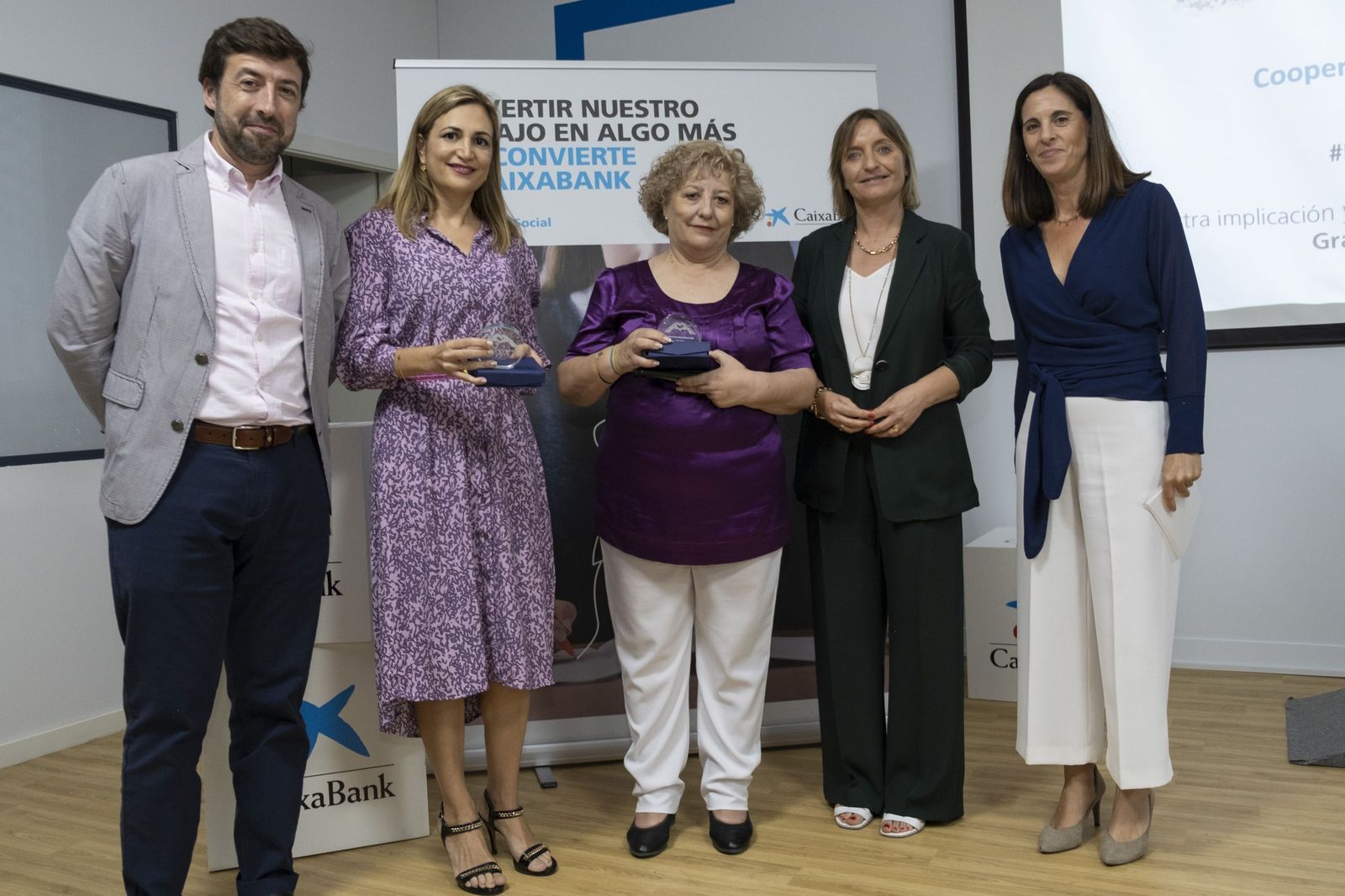 María Jesús Catalá, directora territorial de CaixaBank en Andalucía Occidental y Extremadura, con los integrantes de las entidades sociales premiadas.