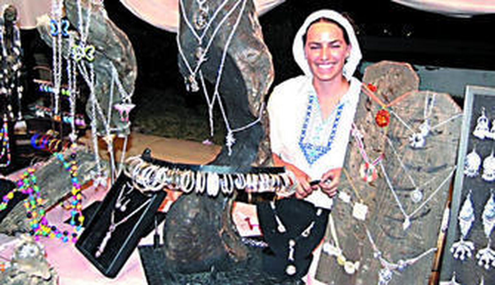 Puesto de joyas en el mercado medieval de Roquetas de Mar.