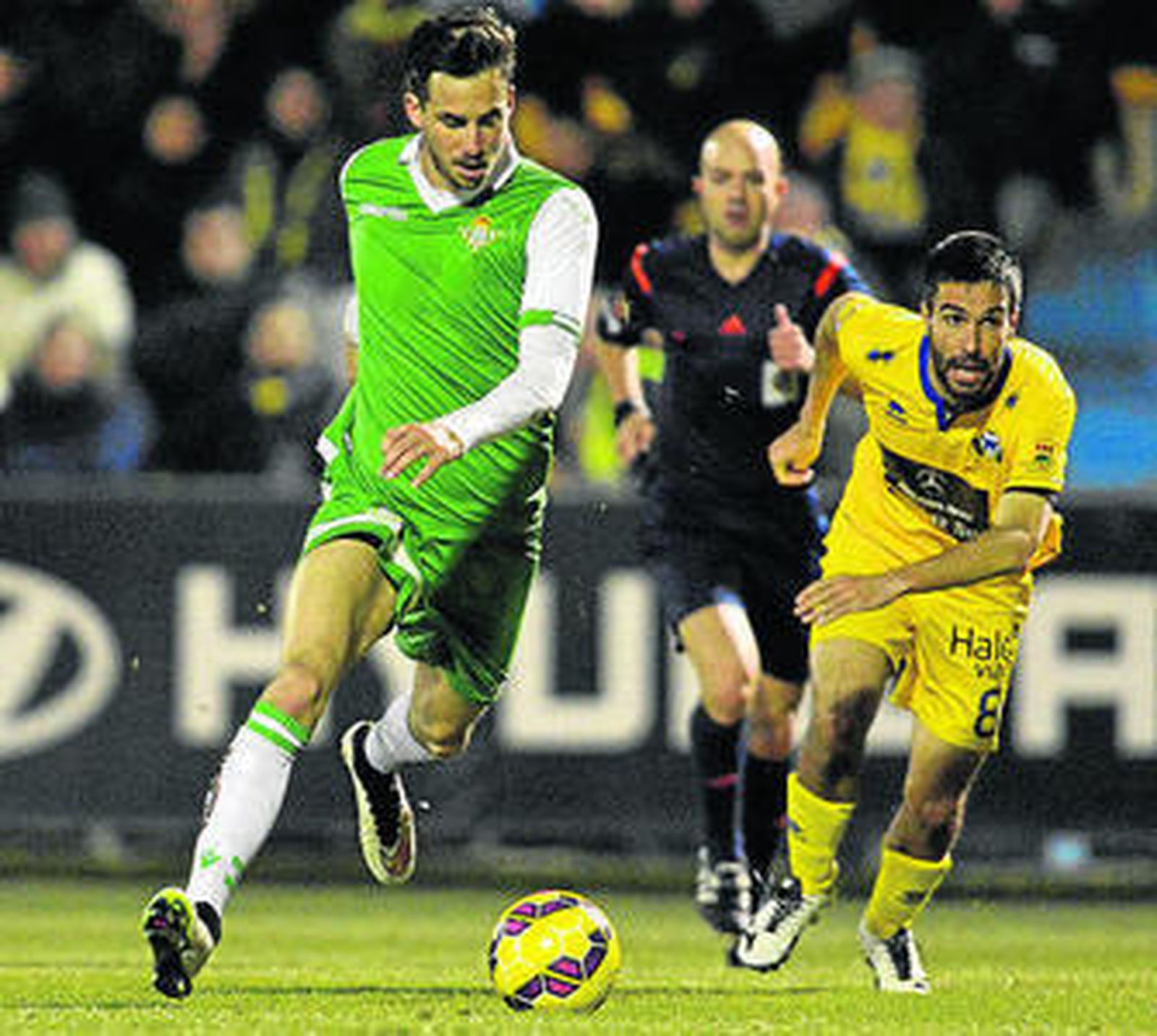 Rennella conduce el balón.