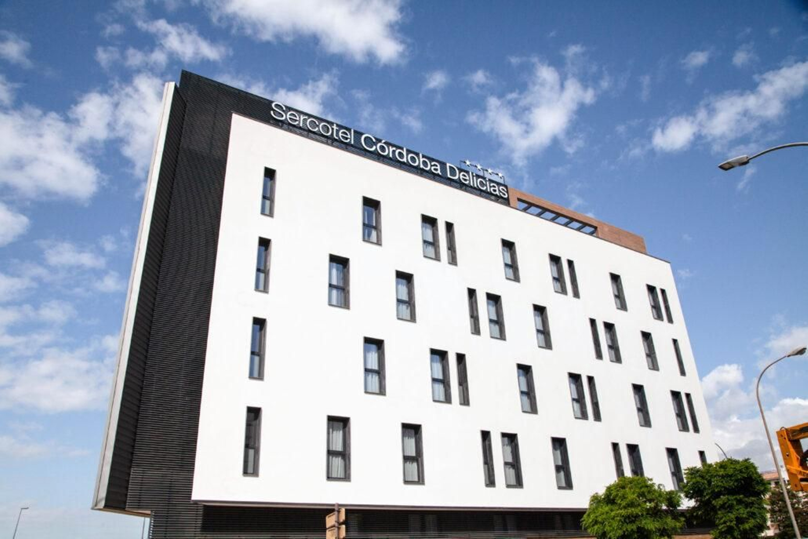Fachada del Sercotel Córdoba Delicias.