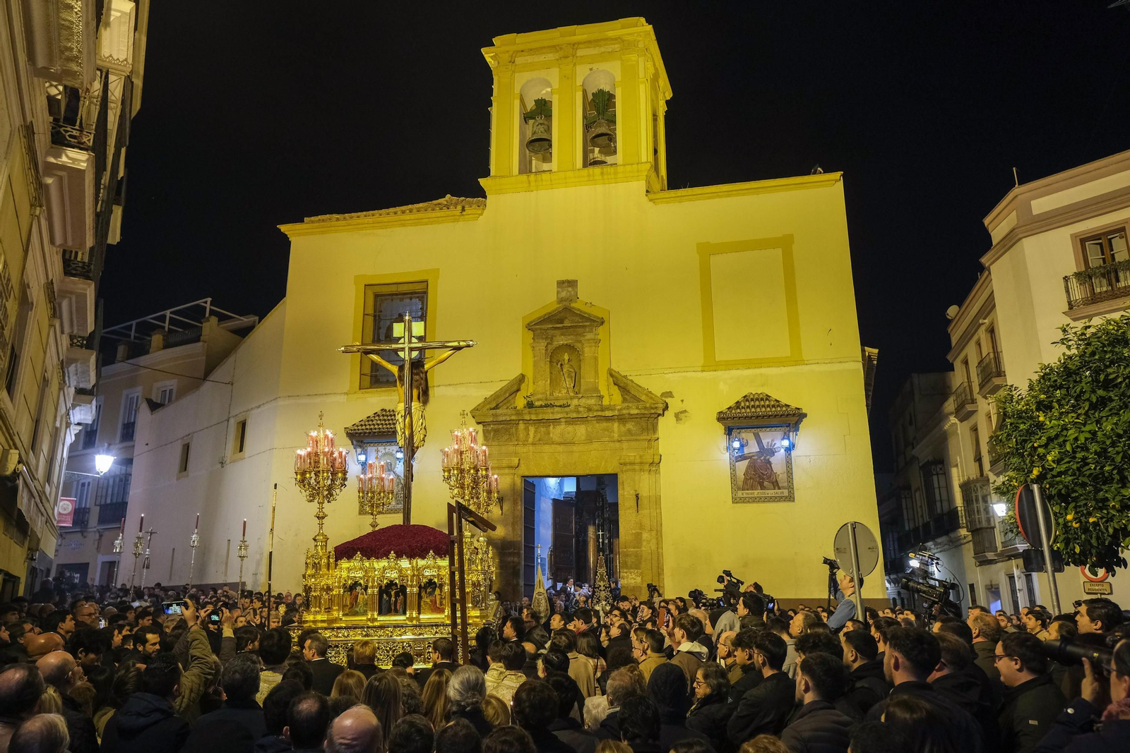 Imágenes de la procesión extraordinaria de regreso del Cristo de San Agustín a San Roque