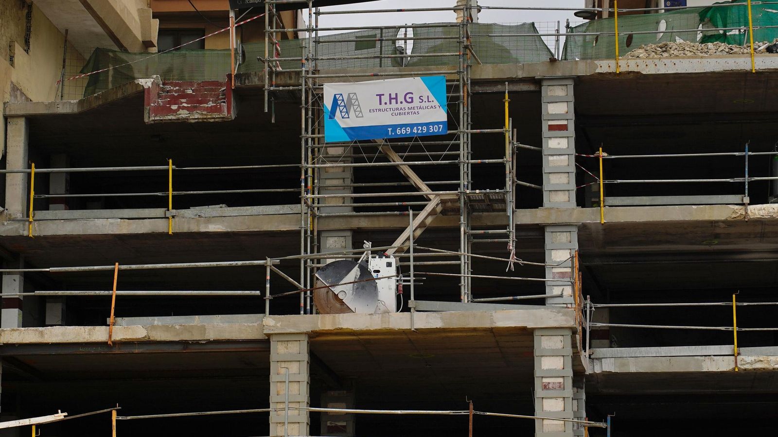 Detalle de las obras visto desde Virgen del Carmen y, a la izquierda, el edificio Atlántida.