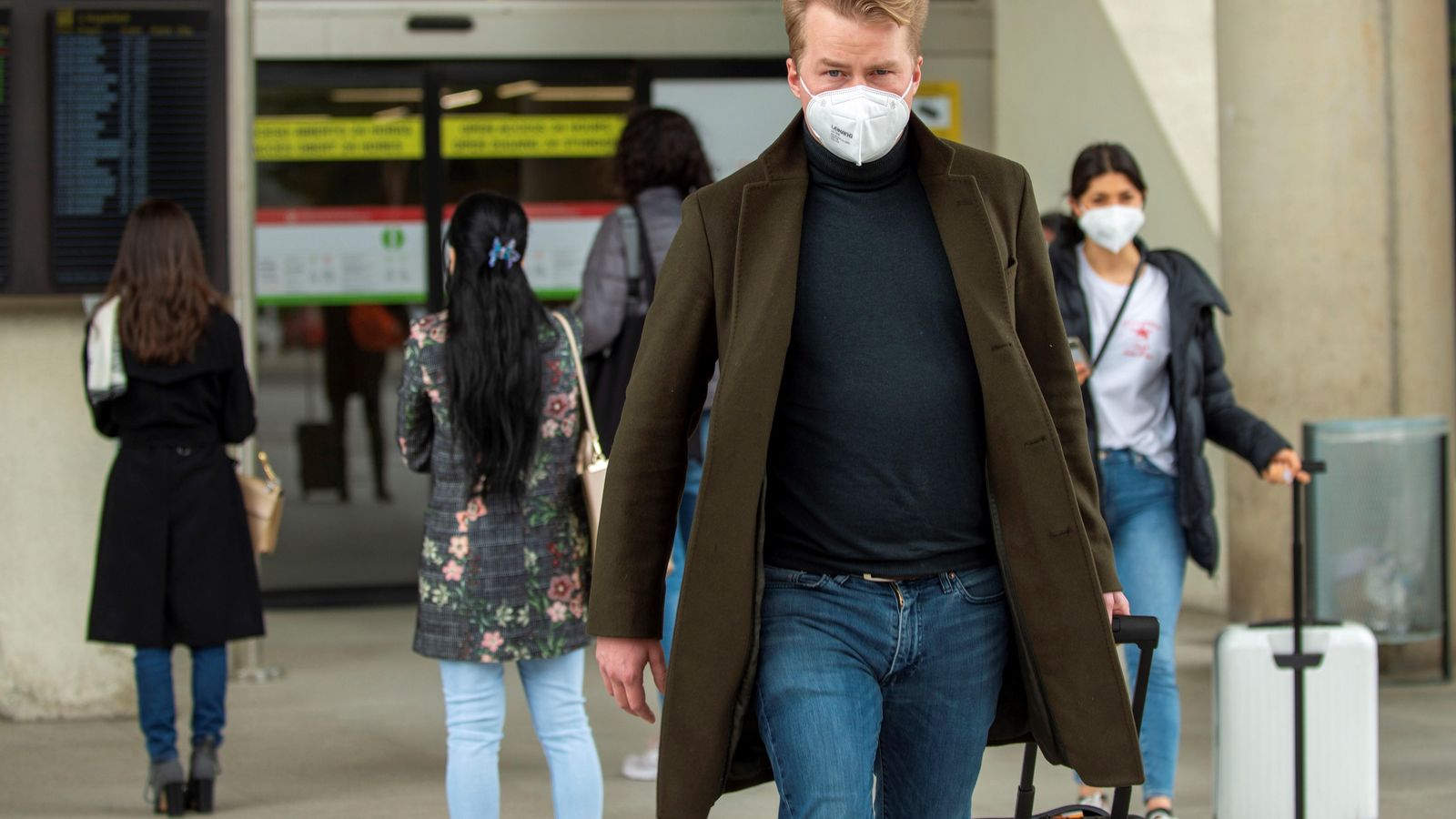 Viajeros en el aeropuerto de Santa Justa.